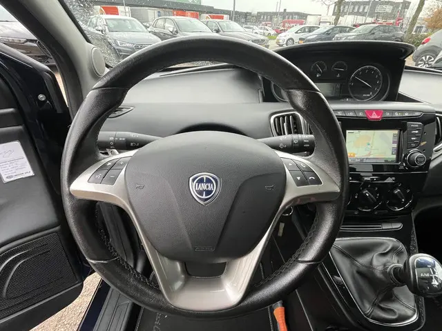 Lancia Ypsilon 0.9 TwinAir Gold 2016 Benzine 17