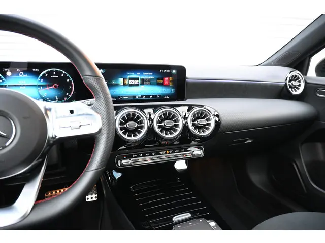 Mercedes-Benz A-Klasse 180 AMG Line 2022 Benzine 15