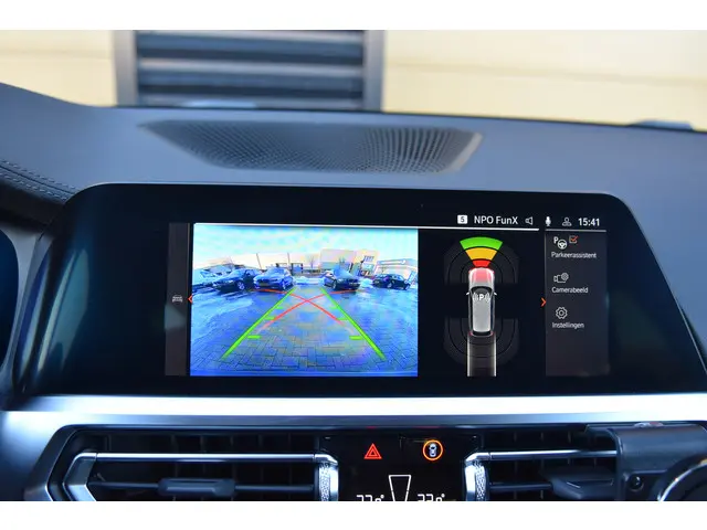 BMW 3 Serie Touring 320i Business Edition 2022 Benzine 26