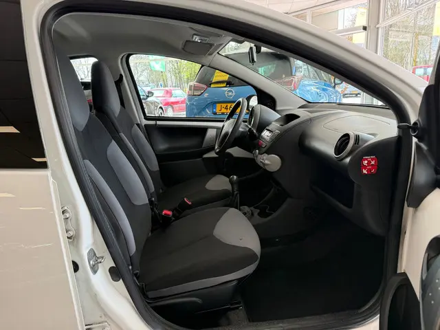 Peugeot 107 1.0 Urban Light Accent 2014 Benzine 12