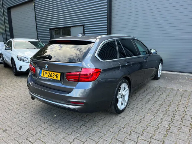 BMW 3 Serie Touring 318i Luxury Edition 2018 Benzine 4