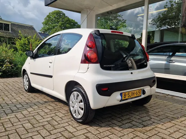 Peugeot 107 1.0 Active 2013 Benzine 16