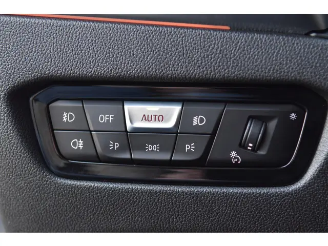 BMW 3 Serie 320i Executive Edition 2019 Benzine 11
