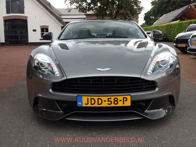Aston Martin V12 Vanquish 2