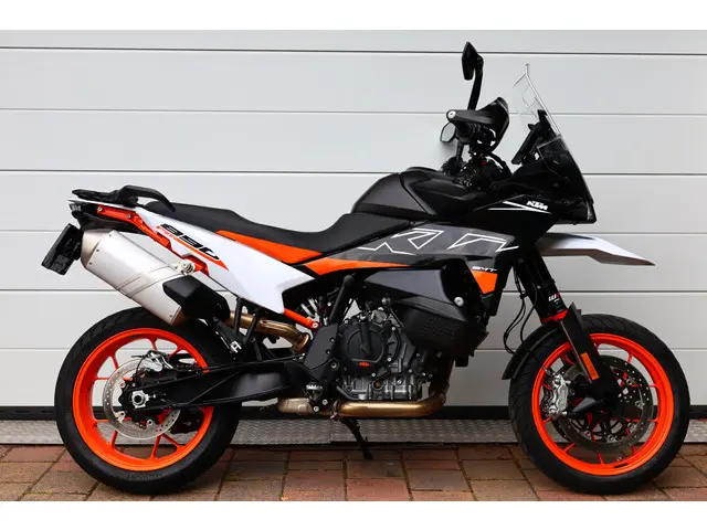 KTM 890