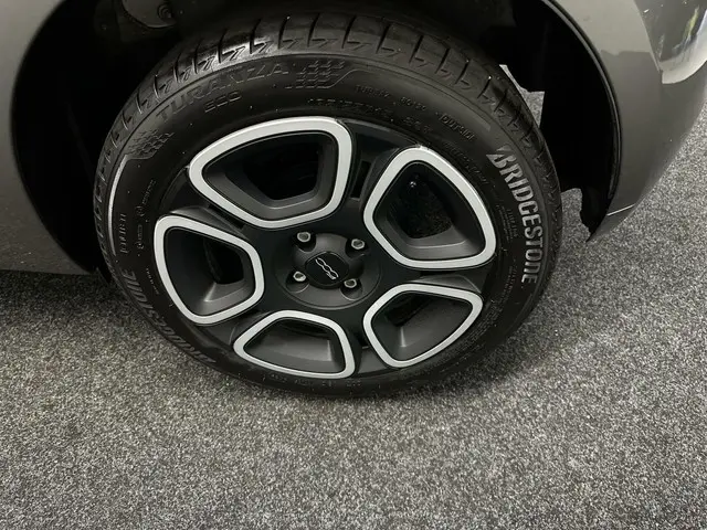 Fiat 500 1.0 Hybrid Club CRUISE ECC 2022 Hybride Benzine 10