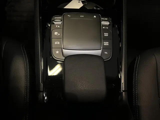 Mercedes-Benz GLA 180 2021 Benzine 19
