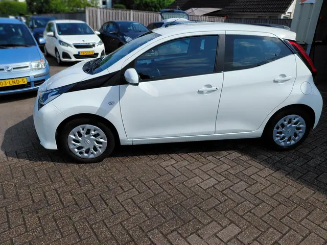 Toyota Aygo 1.0 VVT-i x-play 2021 Benzine 6