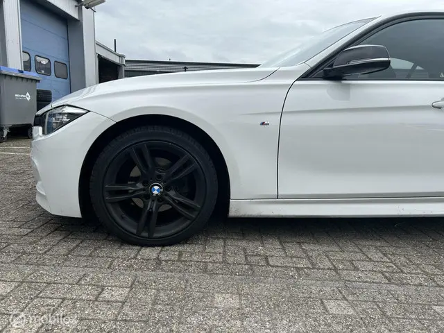 BMW 3 Serie 318i M Sport Edition 2018 Benzine 15
