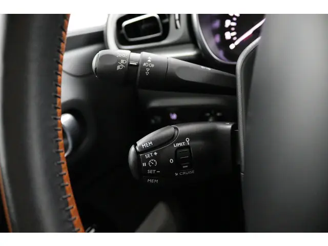 Citroën C3 1.2 PureTech S&S Shine zwart 2017 Benzine 18