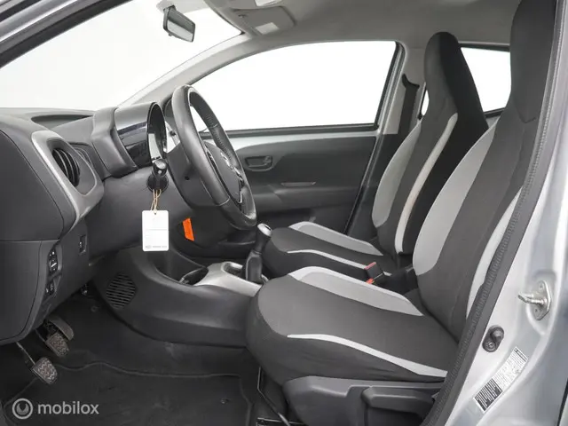Toyota Aygo 1.0 VVT-i x-play 2015 Benzine 10