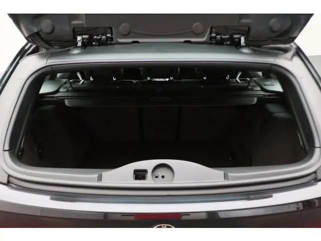 BMW 3 Serie Touring 318i M Sport Edition 2018 Benzine 17