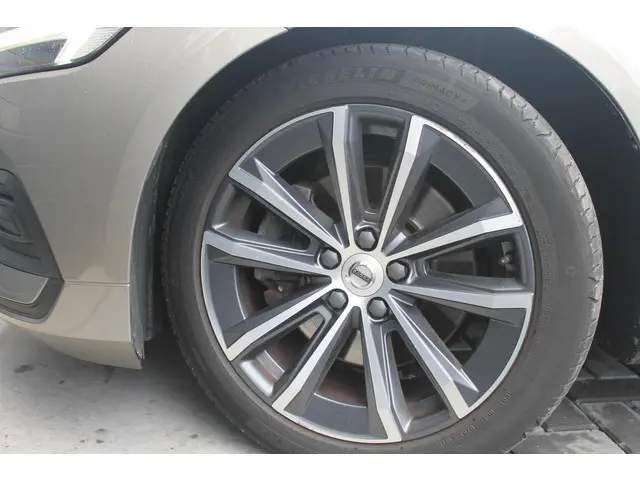 Volvo V60 2.0 B3 Momentum 2021 Benzine 24