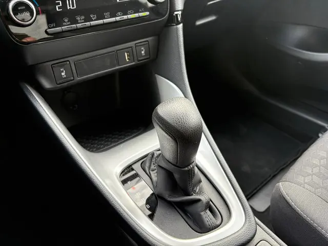 Toyota Yaris 1.5 Hybrid Dynamic 2021 Hybride Benzine 10