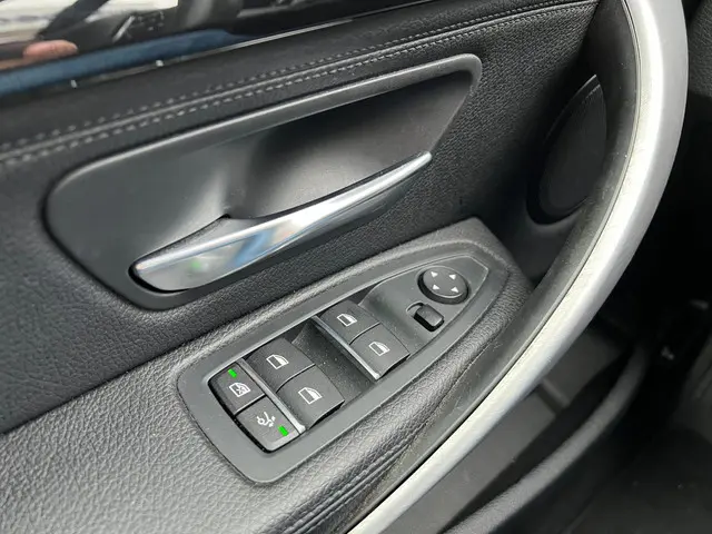 BMW 3 Serie 330i High Executive 2019 Benzine 18