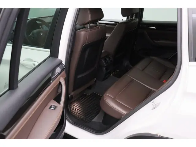 BMW X3 sDrive20i High Executive 2016 Benzine 32