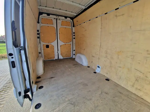 Mercedes-Benz Sprinter 211 1.9 CDI L2 H2 2022 Diesel 23