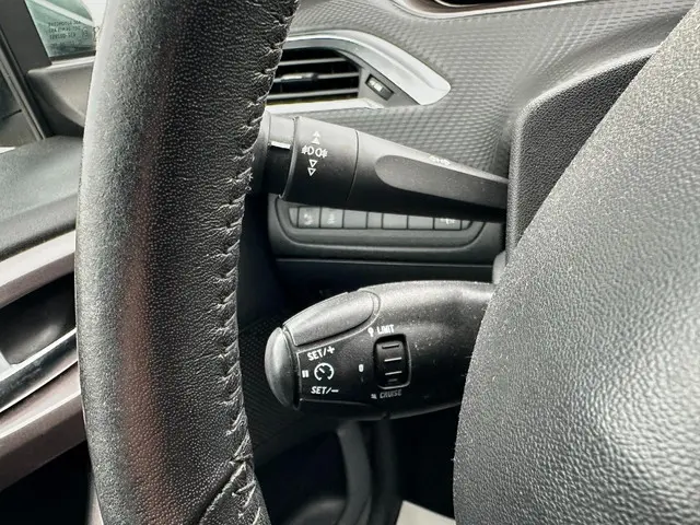 Peugeot 2008 1.2 VTi Allure 2013 Benzine 18