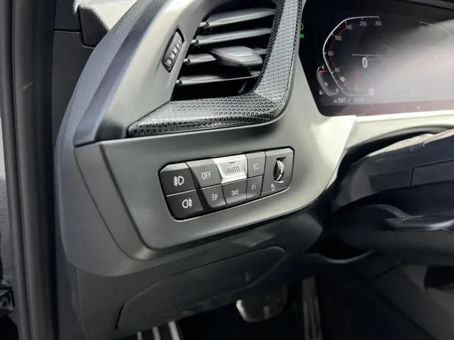 BMW 1 Serie 118i Business Edition 2021 Benzine 34