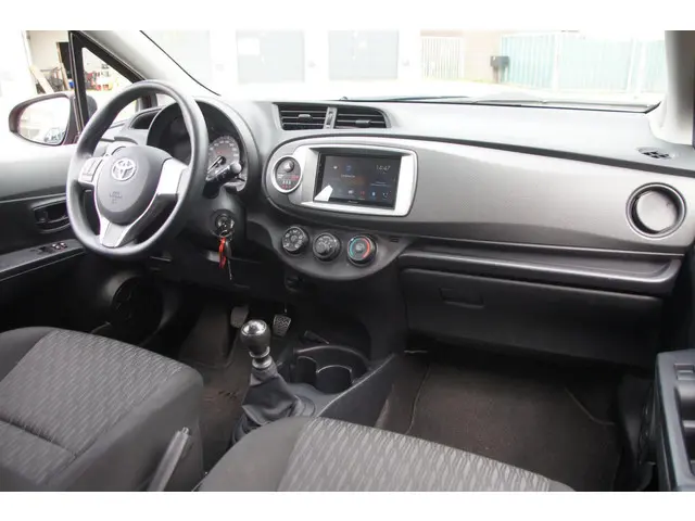 Toyota Yaris 1.3 VVT-i Now 2013 Benzine 12