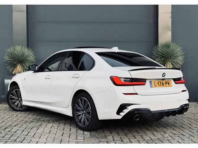 BMW 3 Serie 330e High Executive 2020 Hybride Benzine 14