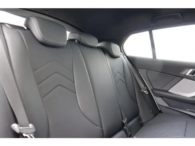 BMW 1 Serie 120 M Sport Design Edition 2025 Benzine 13