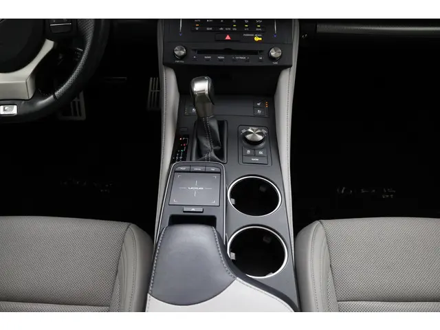 Lexus RC 300h F SPORT Line 2018 Hybride Benzine 25