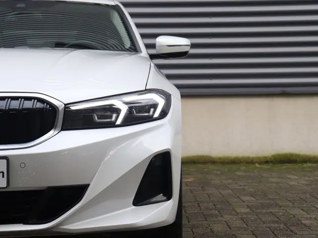 BMW 3 Serie Sedan 330e 2023 Hybride Benzine 33