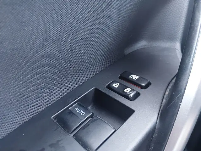 Toyota Auris 1.8 Hybrid Aspiration 2015 Hybride Benzine 8