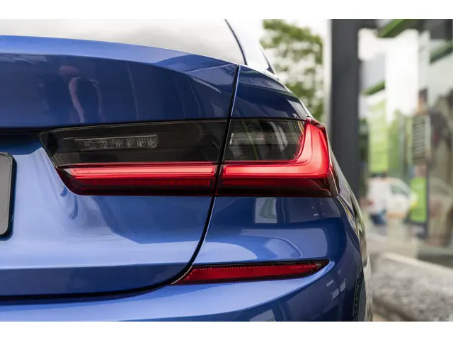 BMW 3 Serie 320i High Executive 2020 Benzine 32