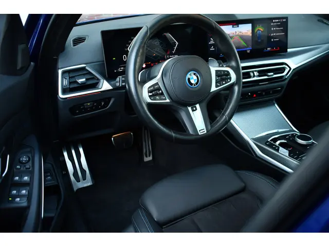 BMW 3 Serie Touring 330e M-Sport 2022 Hybride Benzine 53