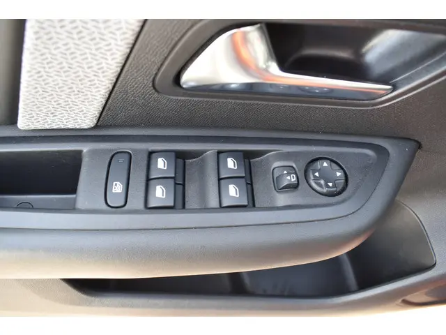 Citroën C4 Puretech EAT8 Business Plus 2021 Benzine 25