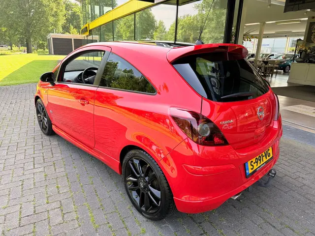 Opel Corsa 1.4-16V COLOR OPC LINE 2013 Benzine 3