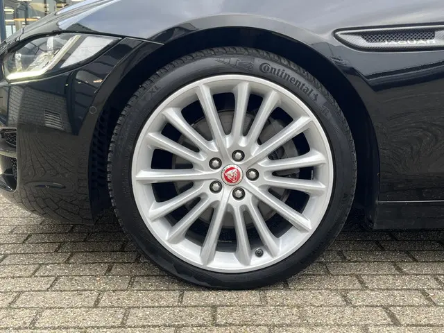 Jaguar XE 2.0 Portfolio 2015 Benzine 47