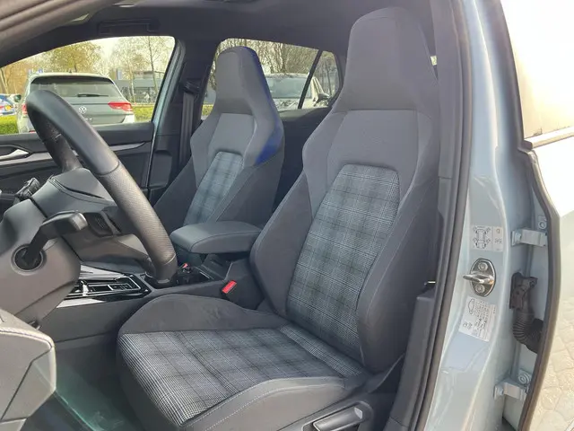 Volkswagen Golf 1.5 eHybrid GTE 2025 Hybride Benzine 12