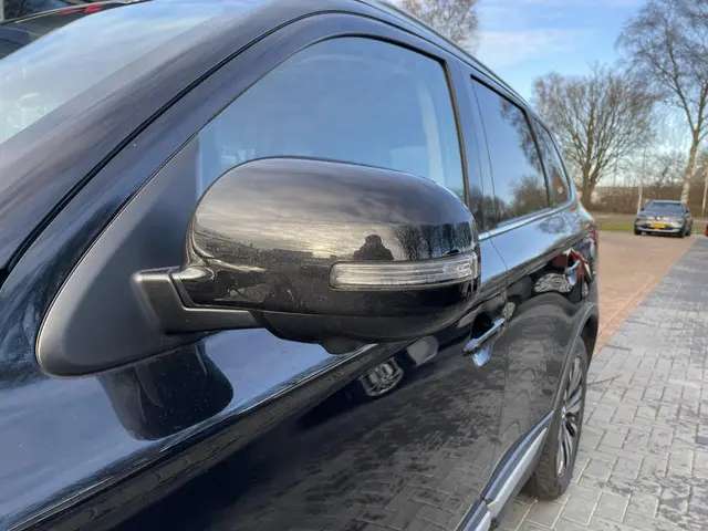 Mitsubishi Outlander 2