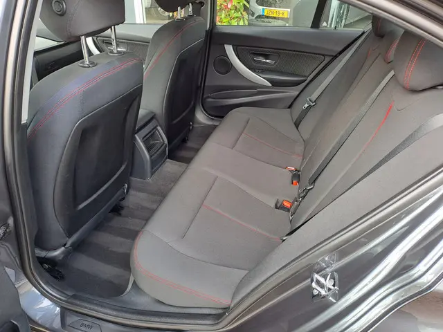 BMW 3 Serie 320i High Executive 2012 Benzine 7