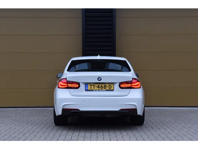 BMW 3 Serie 320i Executive 2018 Benzine 8