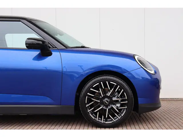 MINI 3-Deurs Cooper E | Favoured L 2025 Elektrisch 6