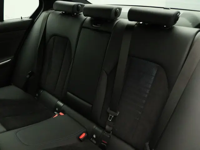 BMW 3 Serie Sedan 330e 2024 Hybride Benzine 26