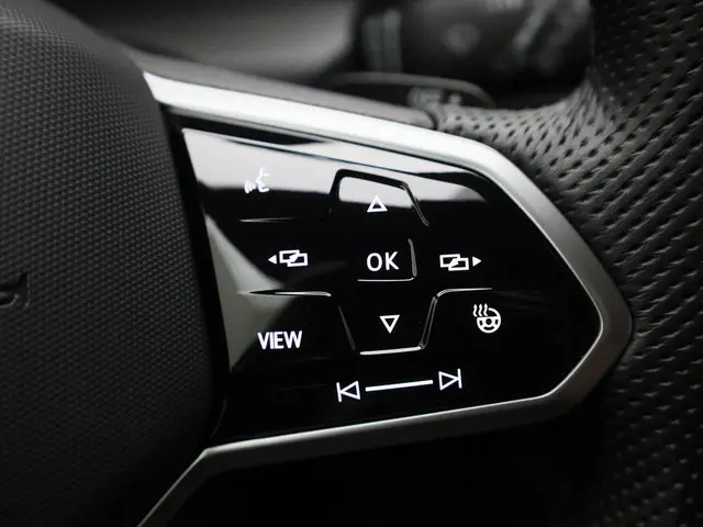 Volkswagen Golf 1.5 eTSI 130pk DSG R-Line 2024 Benzine 17