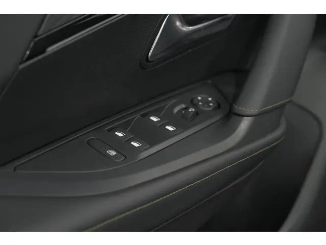 Peugeot 2008 PureTech 130 EAT8 GT 2025 Benzine 30