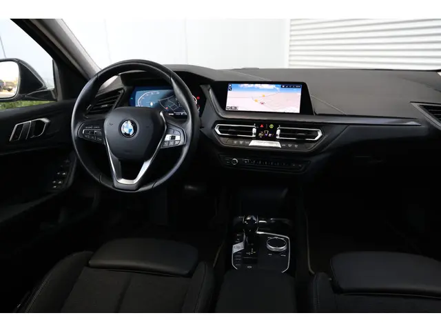 BMW 1 Serie 118i Executive Sportline Aut. 2021 Benzine 25