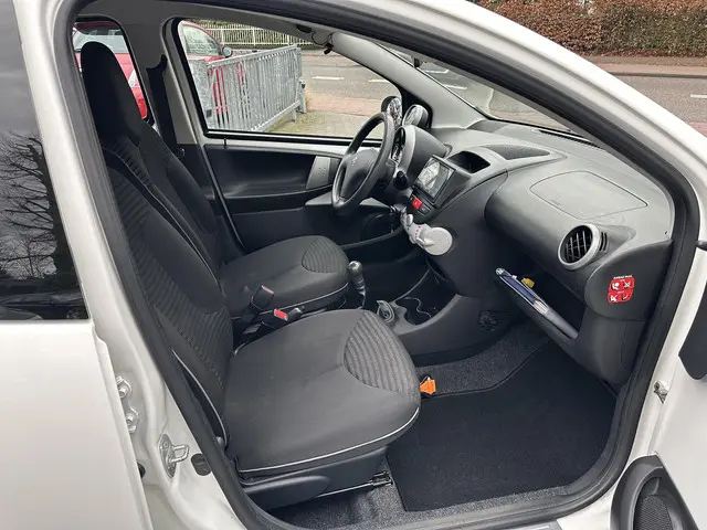 Peugeot 107 1.0 Active 5drs 2013 Benzine 11