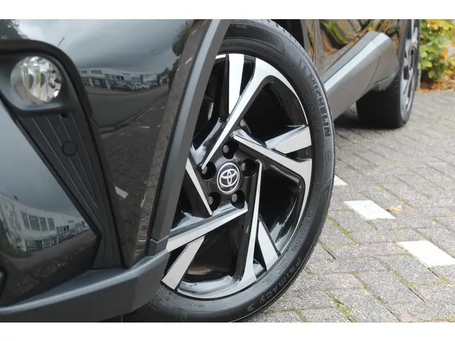 Toyota C-HR 1.8 Hybrid Dynamic 2023 Hybride Benzine 6