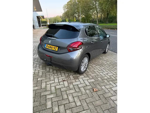 Peugeot 208 1.2 PureTech Allure 2019 Benzine 4