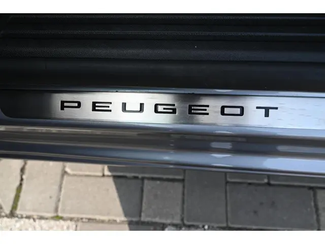 Peugeot 2008 1.2 Hybrid 136 GT 2024 Hybride Benzine 24