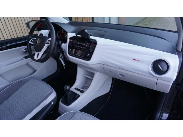 Volkswagen up! 1.0 TSI 90PK BMT up! Beats 2017 Benzine 12