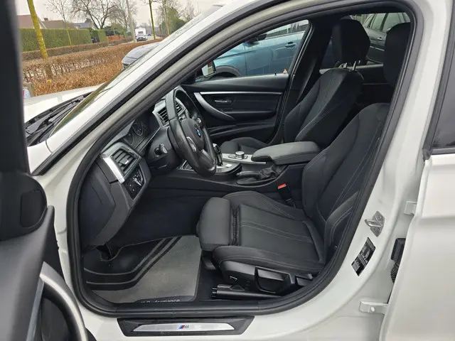 BMW 3 Serie Touring 318i M Sport Edition 2019 Benzine 4