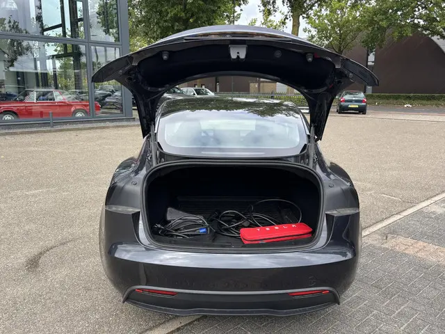 Tesla Model 3 RWD 60 kWh 2024 Elektrisch 8